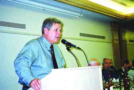 Views (May 01, 2004) Image