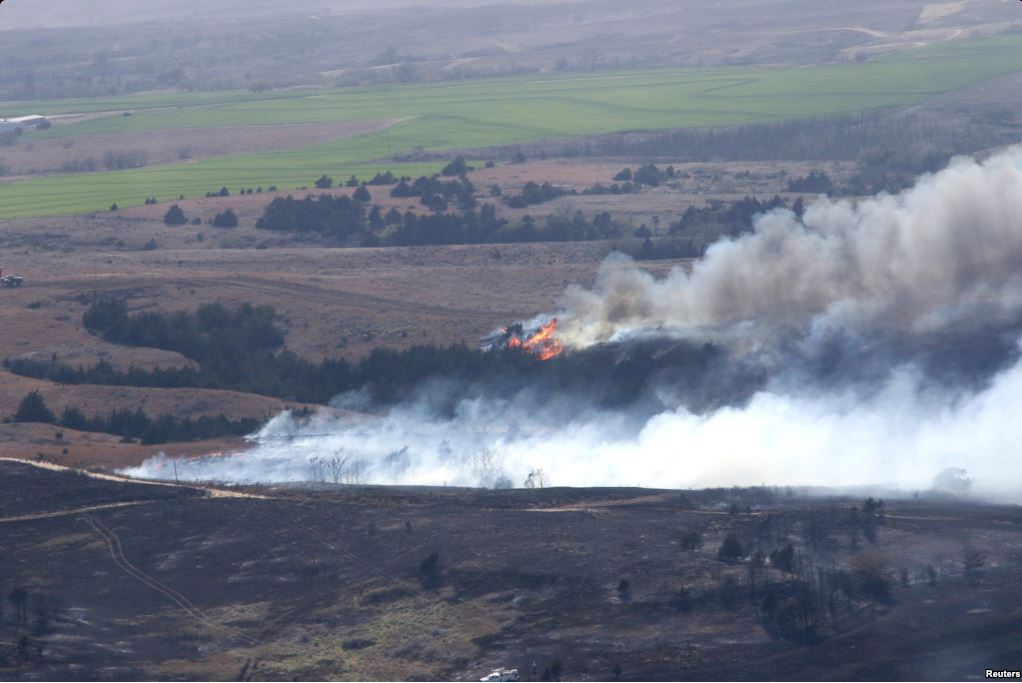 Crews fighting Kansas wildfires get assist from snow, rain Image