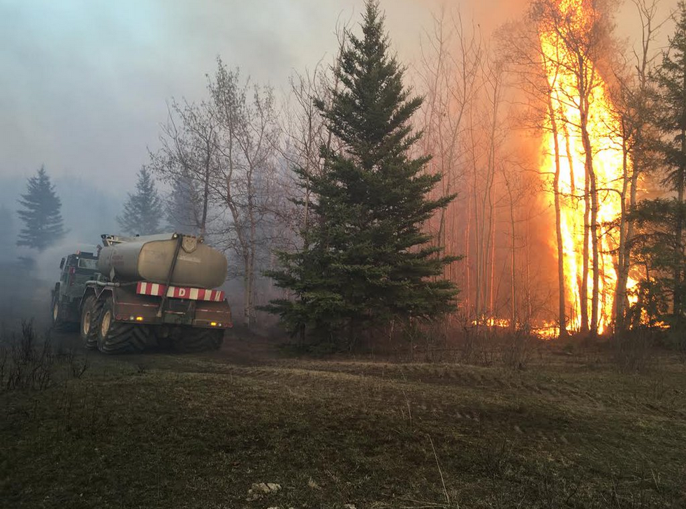 2 firefighters hurt in brush fire east of Edmonton; in stable condition Image
