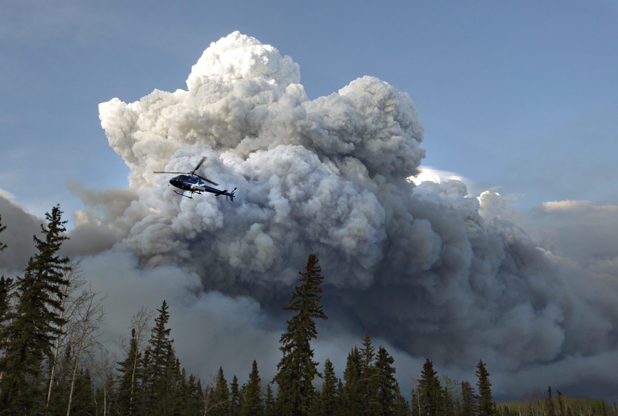 Crews scramble as Fort McMurray fire explodes in size, continues to threaten Image