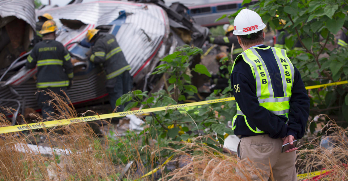 Distracted engineer blamed in deadly Amtrak wreck Image