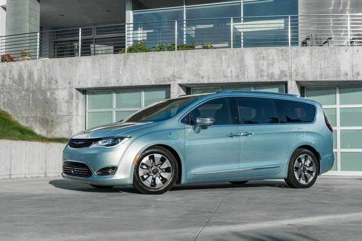In first-of-its kind collaboration, Google to integrate self-driving technology into 2017 Chrysler minivan Image