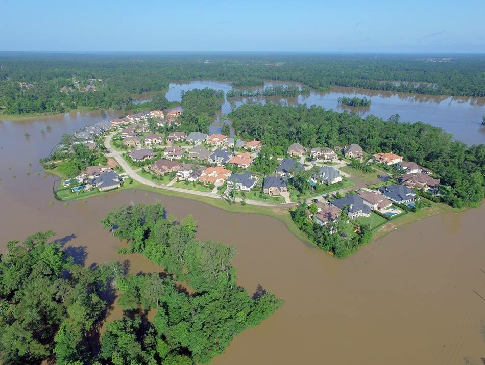 Swollen river feeds flooding near Houston as residents flee Image
