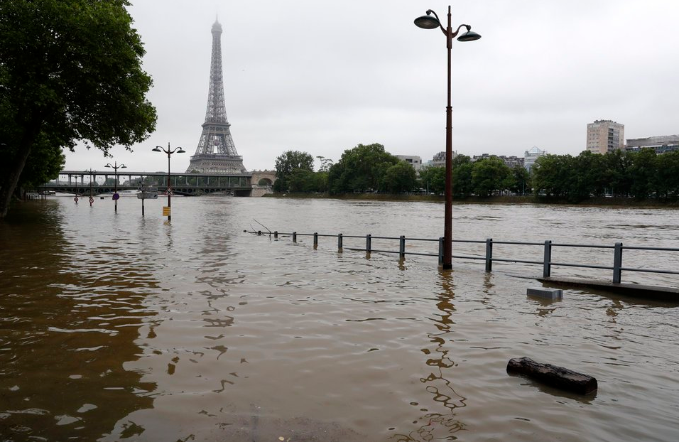 Seine still rising in Paris as streets flood, landmarks shut Image