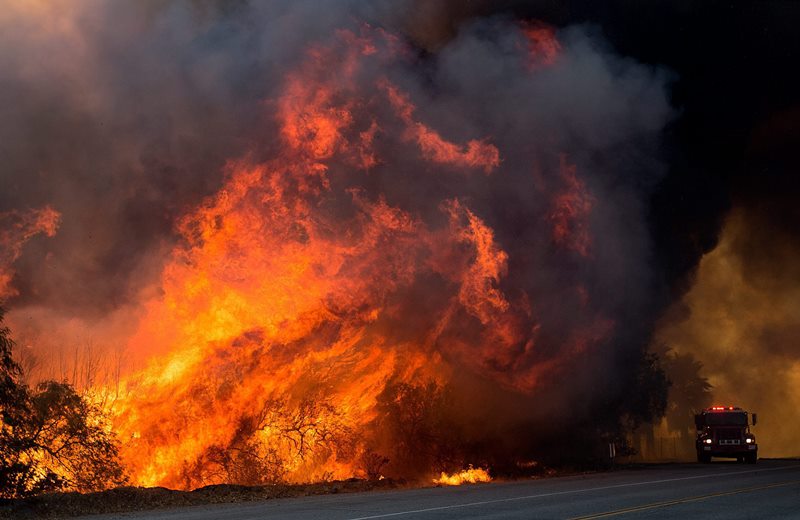 California wildfire threatens 325 structures Image