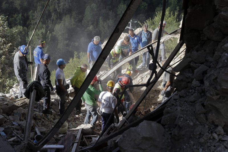Italian rescuers pull victims out of rubble after 6.2 earthquake hits northeast of Rome Image