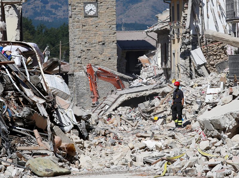 Italy prepares for reconstruction, starts post quake probe Image