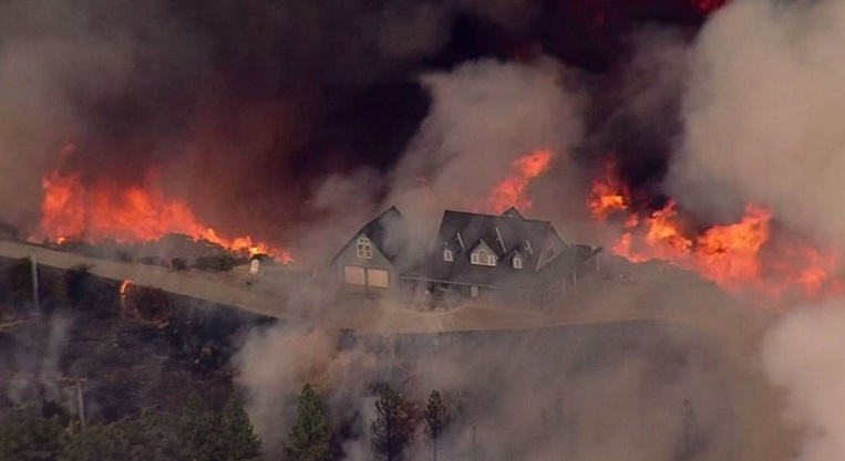 California heat wave intensifies wildfire threatening homes Image