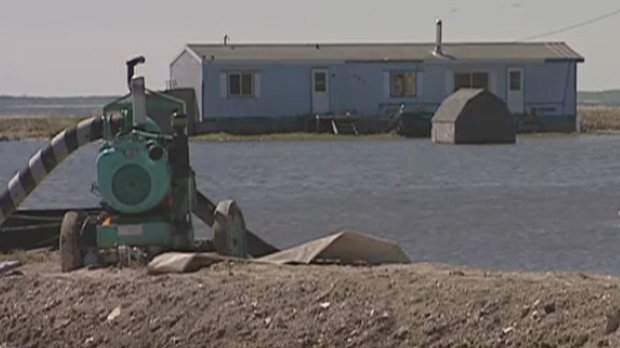 Ottawa preparing to build new houses on flooded out Manitoba First Nation Image