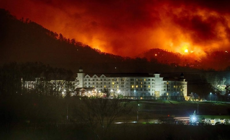 Wildfires scorch tourist area in Tennessee; thousands flee Image