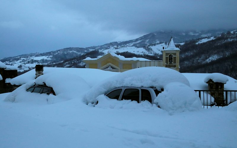 Joy erupts as Italian rescuers pull out avalanche survivors Image
