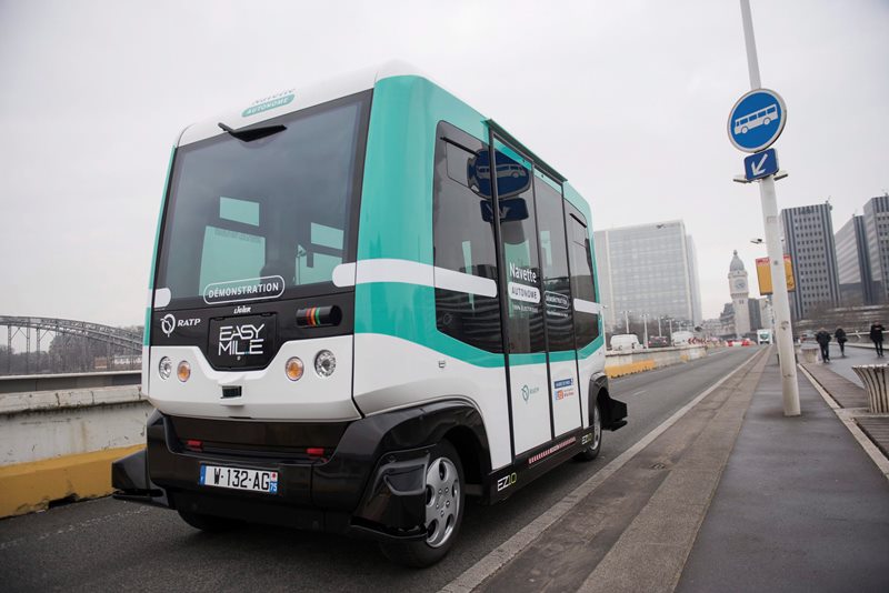 Paris tests electric driverless minibus to fight pollution Image