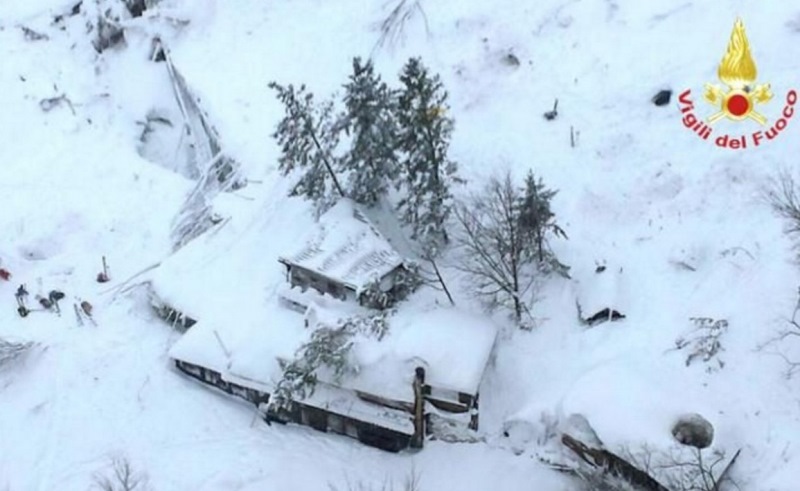 Rescuers search for 30 after avalanche hits Italian hotel Image