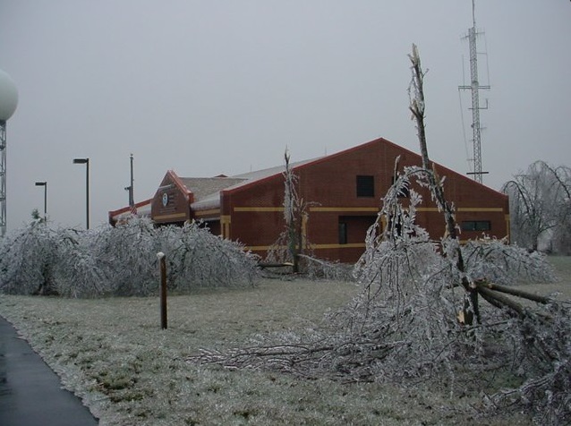Freezing rain causes accidents, closures in U.S. southern Plains Image