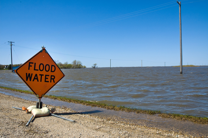 Volunteers in Manitoba town scramble to halt flooding from nearby river Image