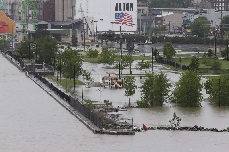U.S. Midwest floods linger as officials warn of floodwater risks Image