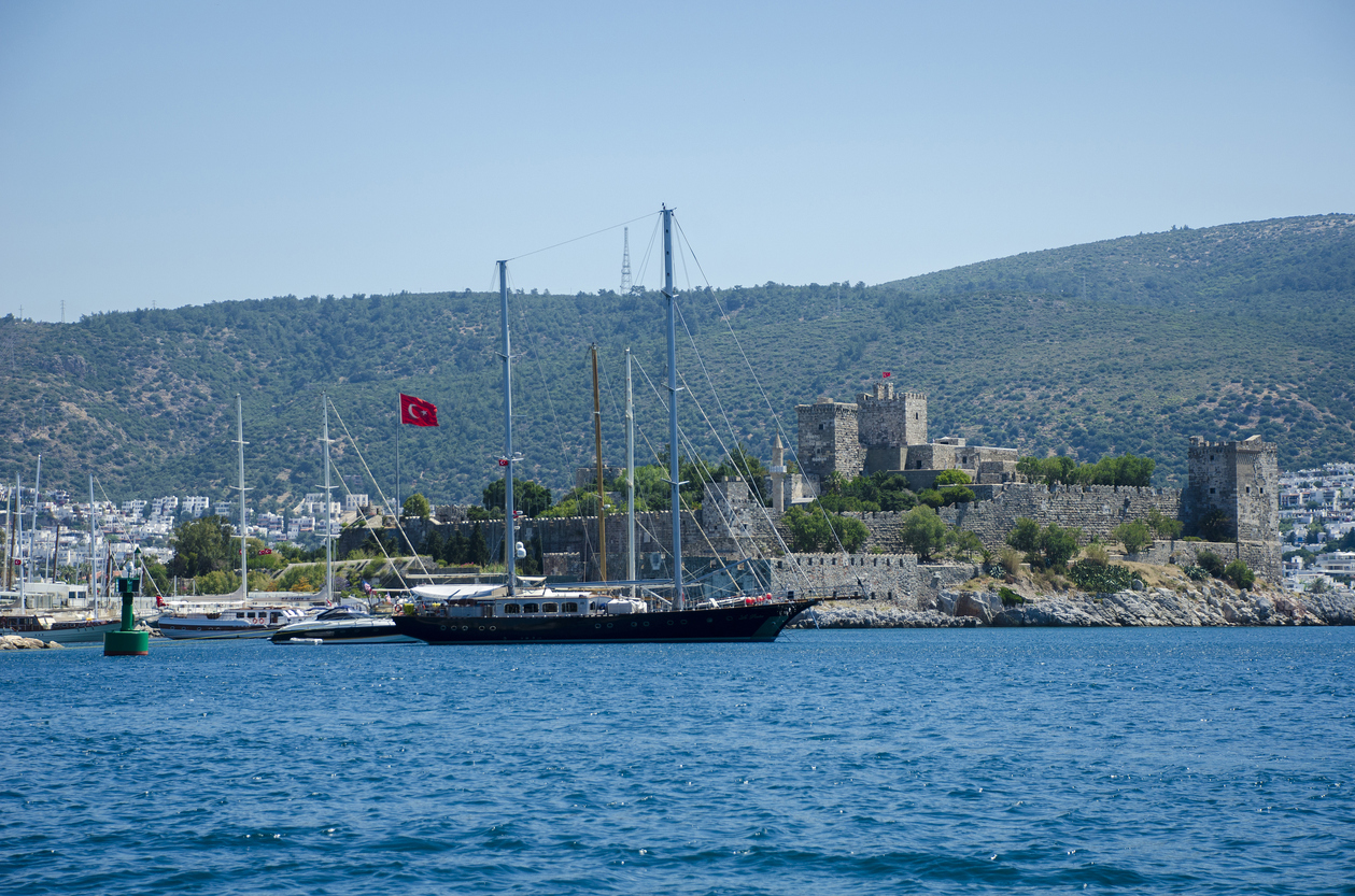 Quake damages buildings on Greek island; 2 killed, 120 hurt Image