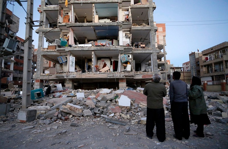 Powerful earthquake on Iran-Iraq border kills over 350 Image