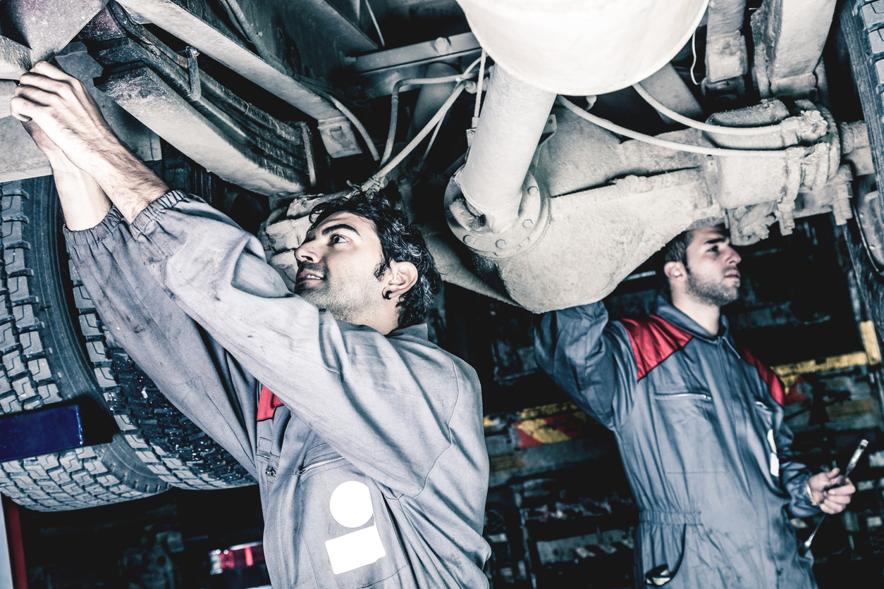 If a truck falls on a mechanic, is that “use” of motor vehicle? Image