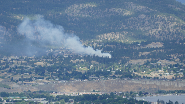 Hundreds evacuated, thousands on notice as wildfire flares in southern B.C. Image