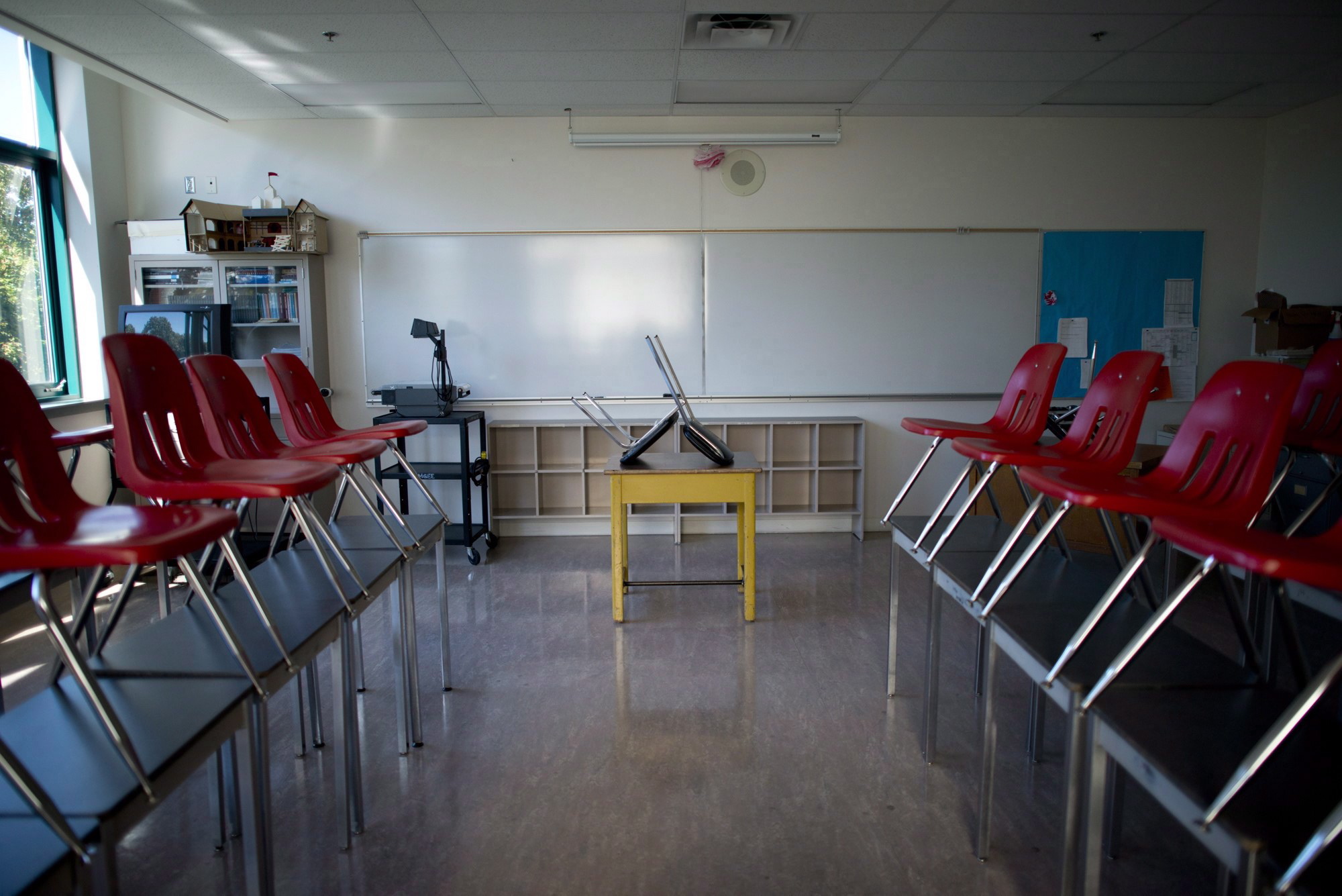 Experts say COVID waivers unlikely to shield private schools from legal action Image