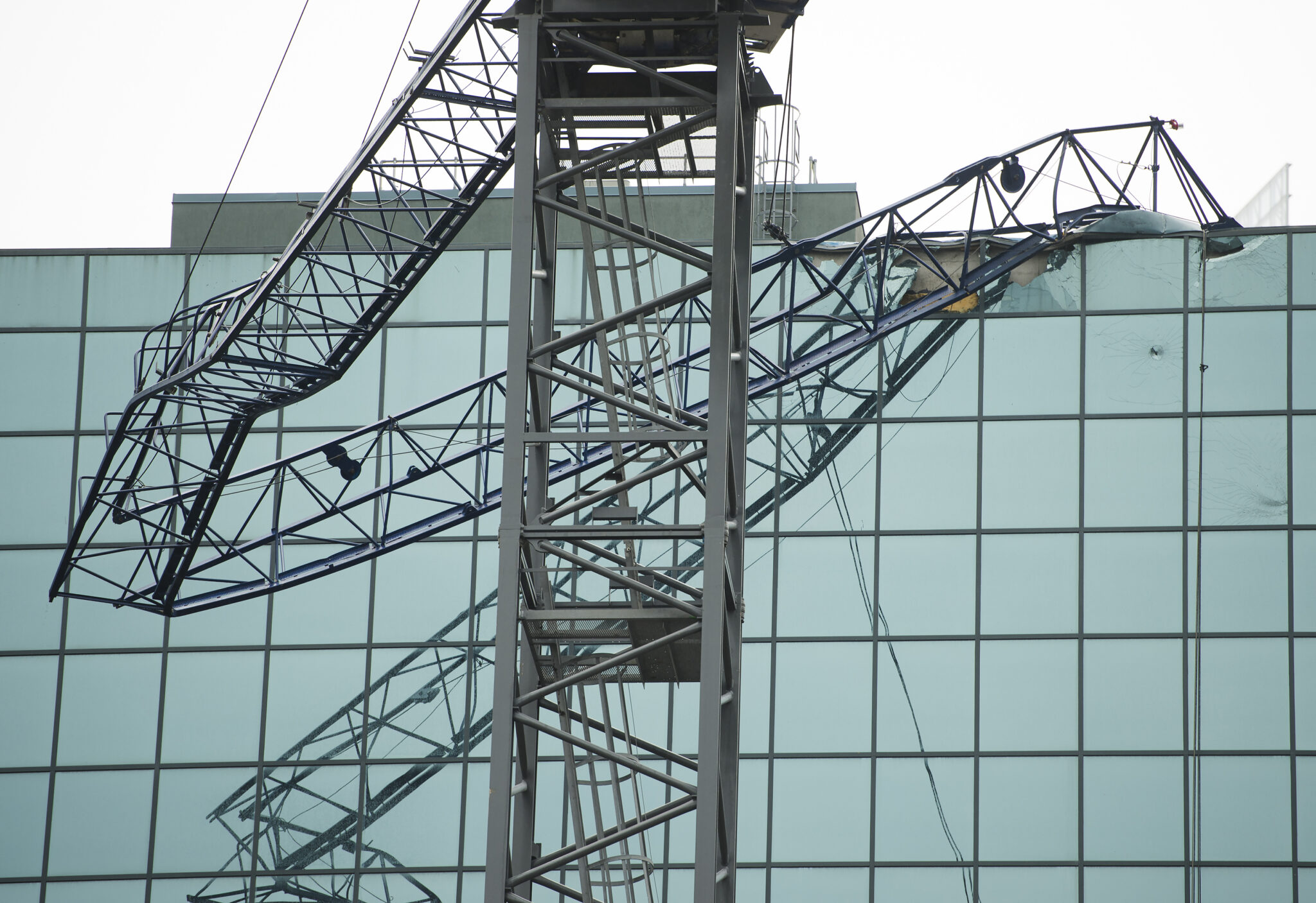 Crane collapses in downtown Toronto again, no serious injuries reported Image