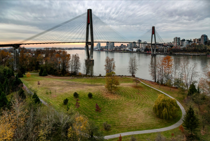 Flames rip through waterfront park in New Westminster, B.C. Image