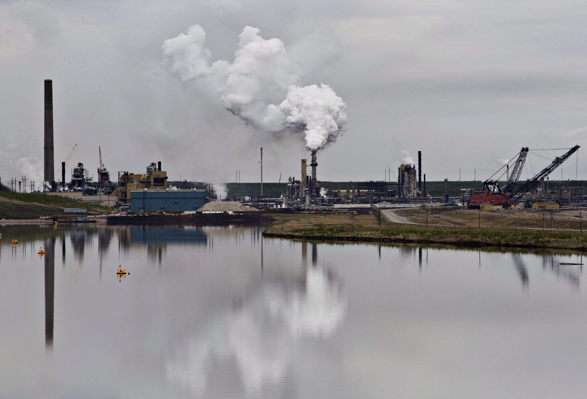 Oilsands tailings ponds leaking; federal enforcement unclear: report   Image