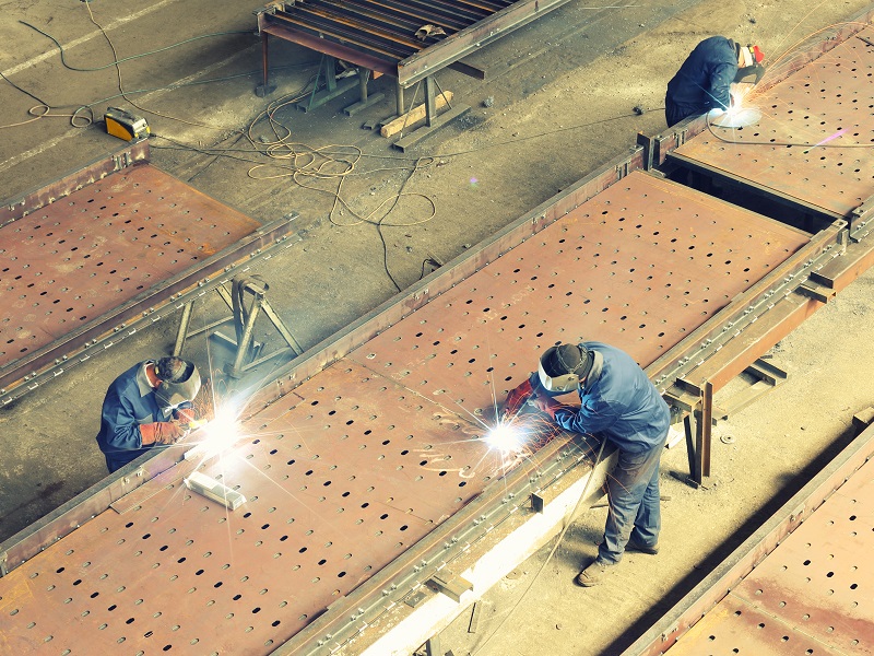 Help your Mid-Market Manufacturing & Construction clients navigate today’s risks Image