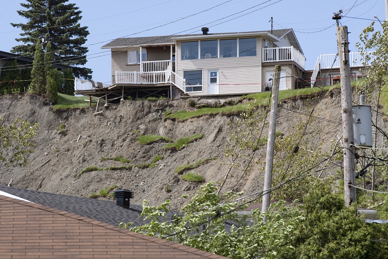 City in Quebec renews state of emergency for neighbourhood facing landslide threat Image
