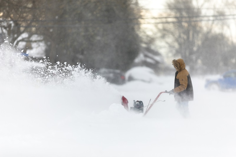Record-setting Ontario storm drops more than a metre of snow, strong winds   Image