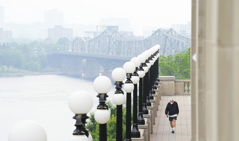 Rain helps firefighters’ efforts in Quebec, but not enough to extinguish flames Image