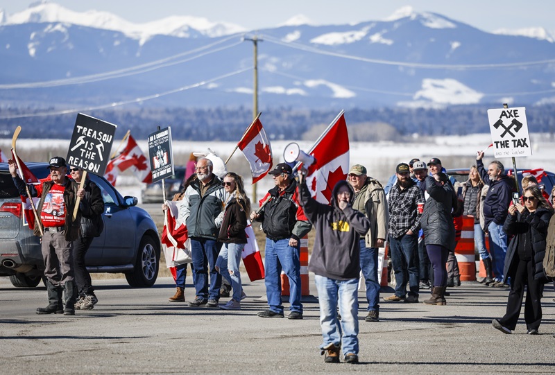Police investigate multi-tractor crash as carbon-levy protests continue in Alberta Image