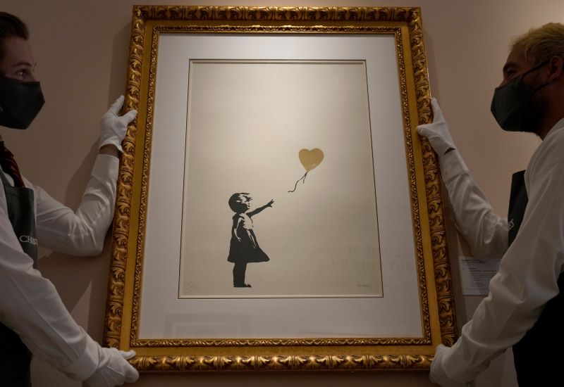 Balloons, bananas & fluorescent lights: How to insure art that’s meant to degrade Image