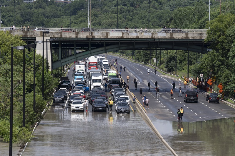 Flooding on DVP as torrential rain hits Toronto area Image