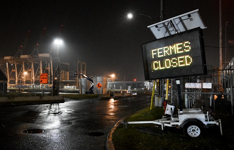 Twin port shutdowns risk more damage to Canadian economy: business groups Image