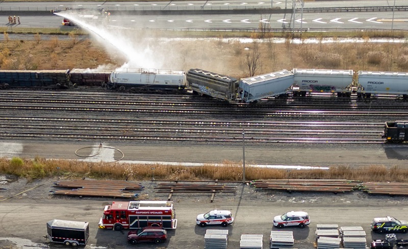 Train derailment and spill near Montreal leads to confinement order Image