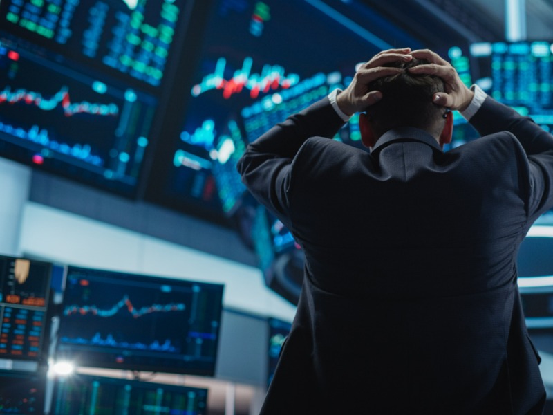 Bond trader freaks out on the exchange floor