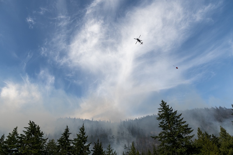 A helicopter works on the Dryden Creek wildfire near Squamish, B.C. in June 2025