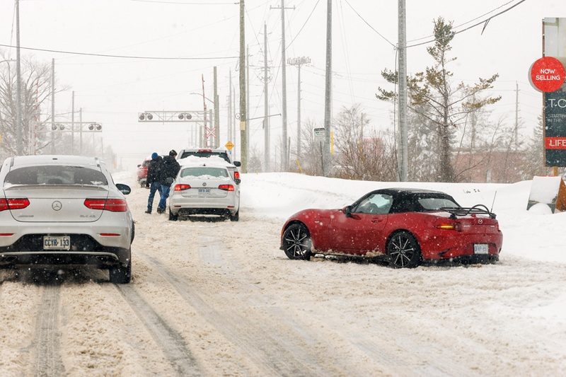 Drivers in Barrie, Ont. following a snow storm.