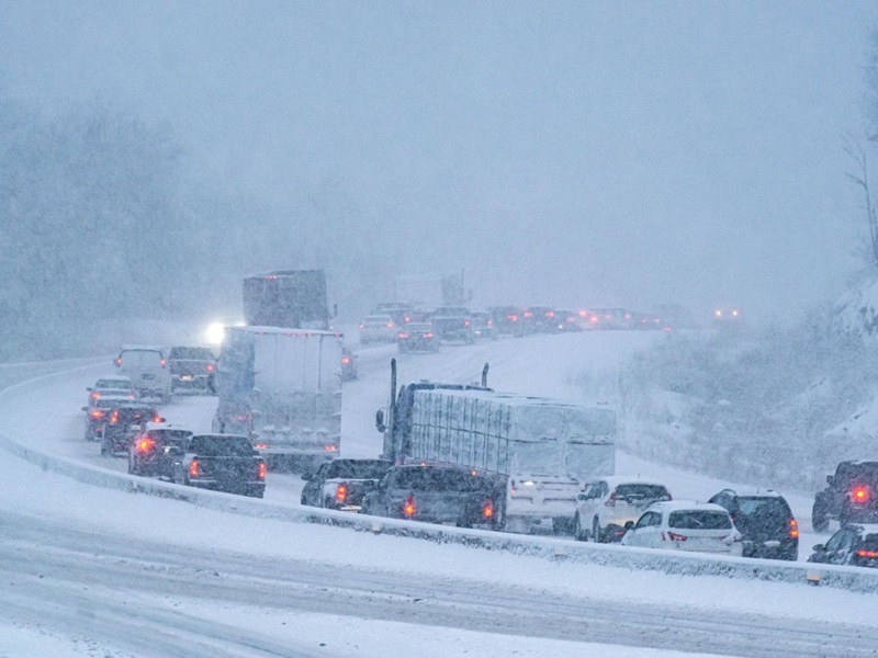 Rush hour traffic delayed during heavy snowfall in Nova Scotia