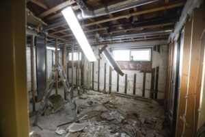 Mould, asbestos, keep thousands out of Manitoba First Nation after outage Image